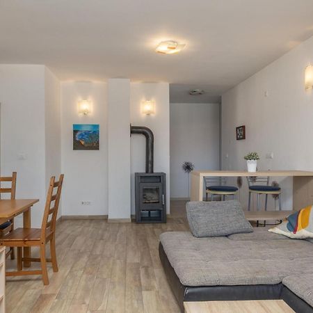 Amazing Apartment In Njivice With Kitchen Bagian luar foto