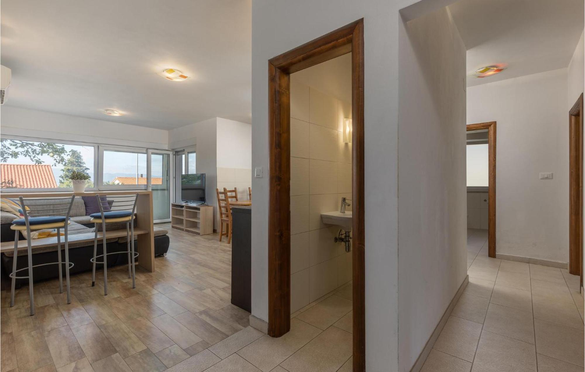 Amazing Apartment In Njivice With Kitchen Bagian luar foto