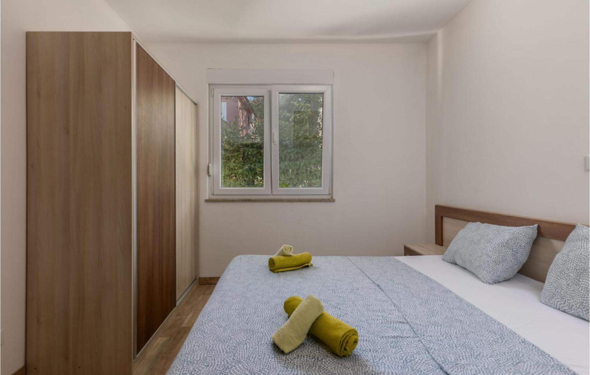 Amazing Apartment In Njivice With Kitchen Bagian luar foto