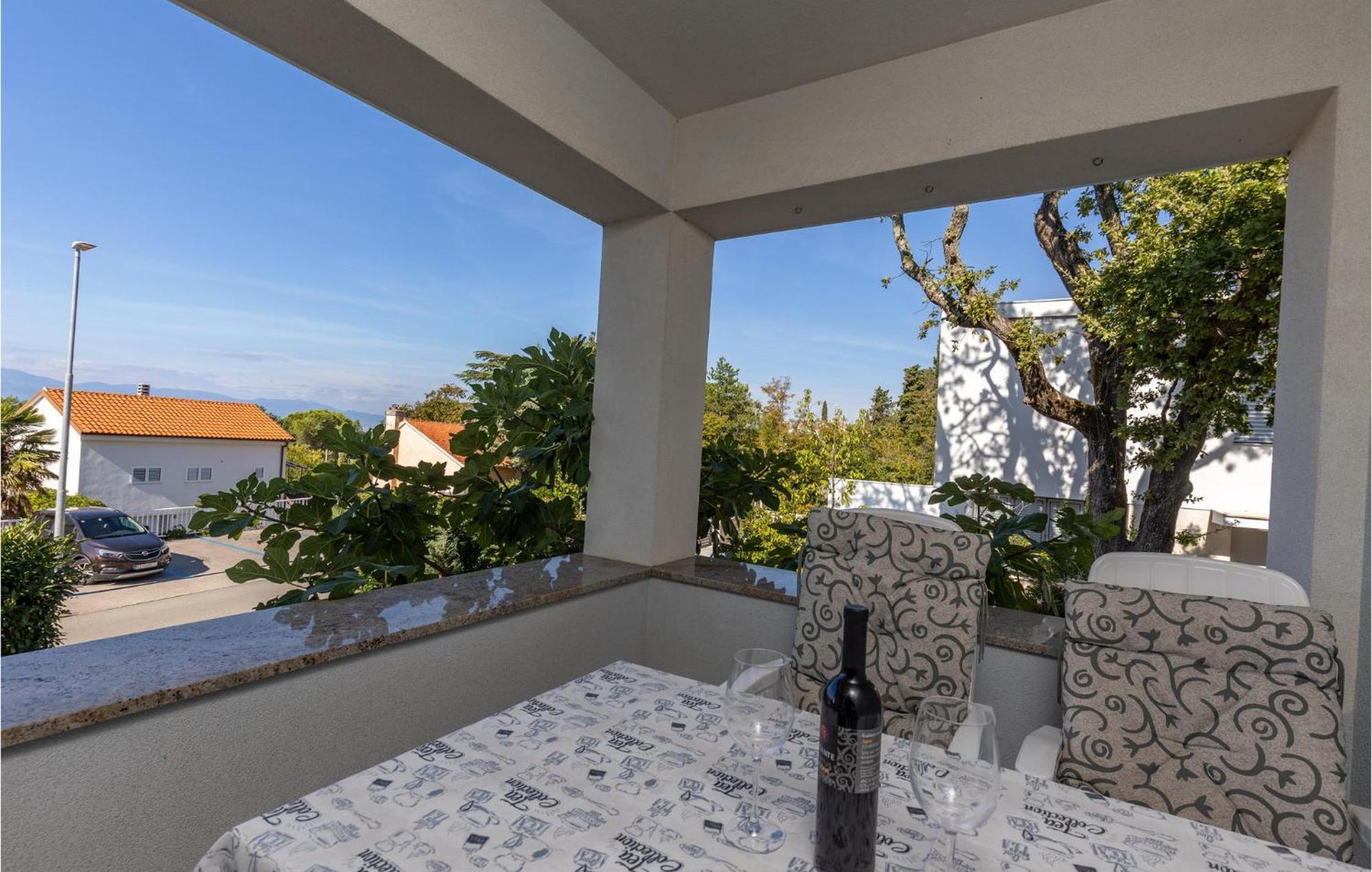 Amazing Apartment In Njivice With Kitchen Bagian luar foto