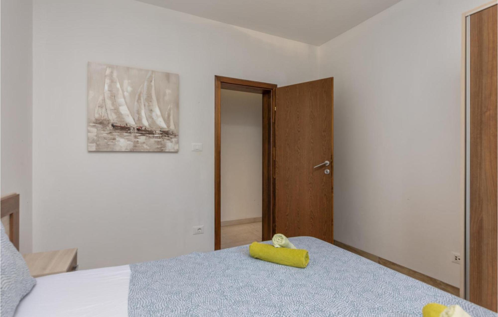 Amazing Apartment In Njivice With Kitchen Bagian luar foto