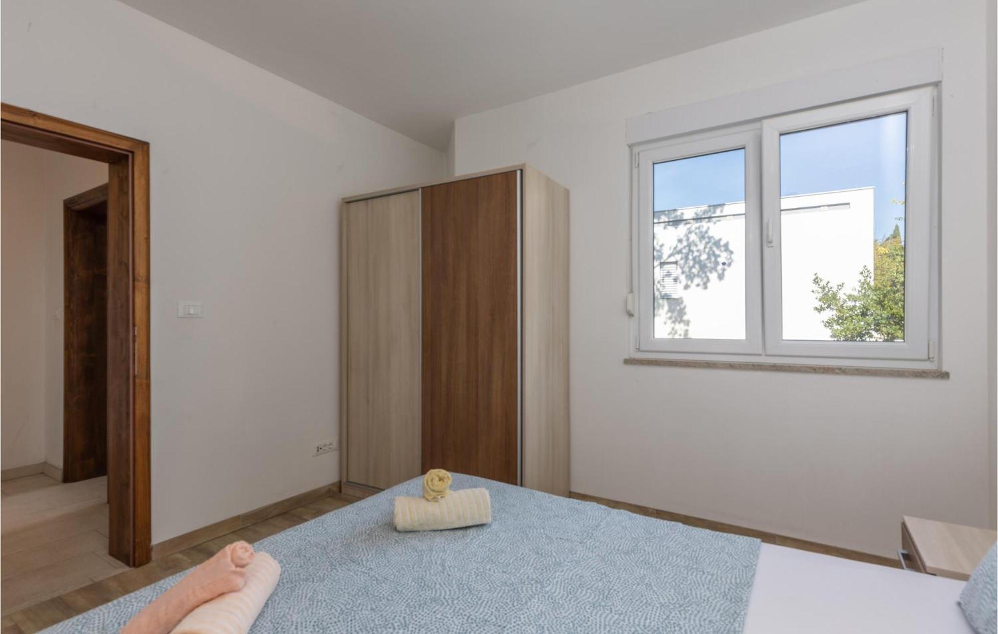 Amazing Apartment In Njivice With Kitchen Bagian luar foto